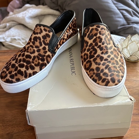 Banana republic leopard faux fur print. Style Brenna natural mix black. Size 8.5 - Picture 4 of 4